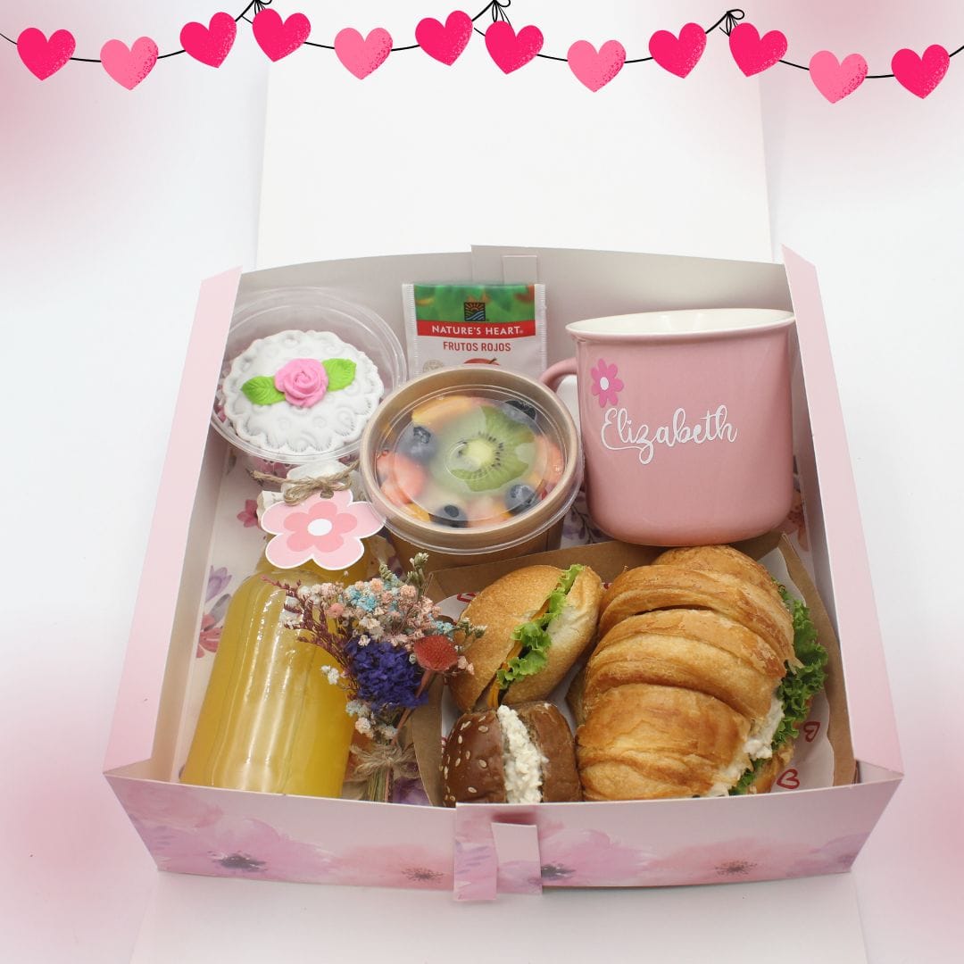 Desayuno Feliz día de la Secretaria. Desayuno sorpresa por el Día de la Secretaria en caja cuadrada con taza rosada personalizada, croissant de pollo, cupcake decorado, ensalada de frutas y flores secas
