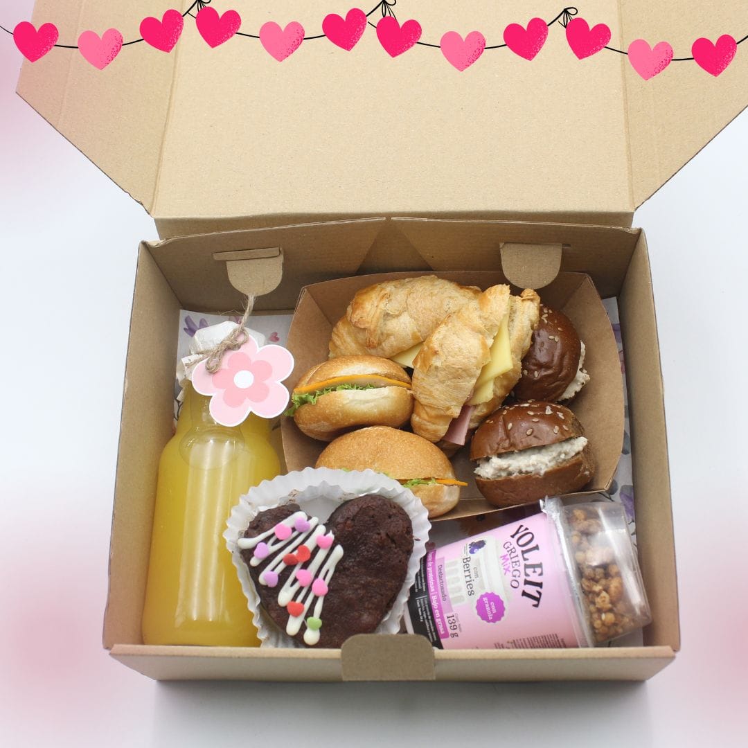 Desayuno sorpresa por el Día de la Secretaria en box decorado con sándwiches variados, yogurt griego Yoleit, jugo néctar, brownie de corazón y tarjeta de dedicatoria