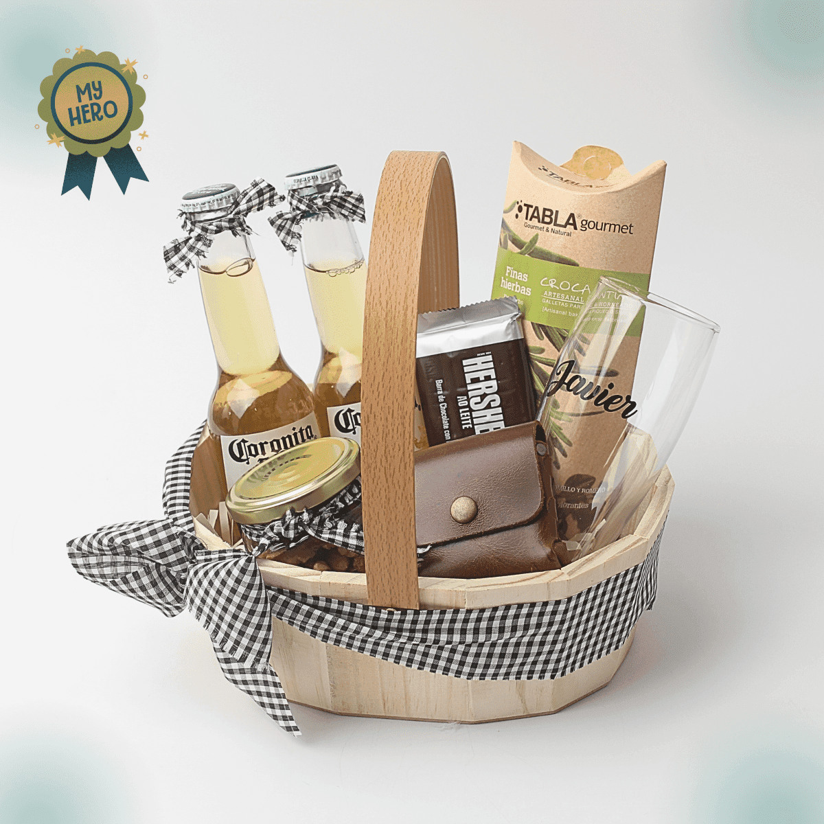 Cesta de regalo para papá en caja de pino con dos cervezas Coronita, galletas artesanales Tabla Gourmet, vaso cervecero personalizado, chocolate Hershey's, frutos secos y monedero de cuero genuino, ideal para el Día del Padre en Lima