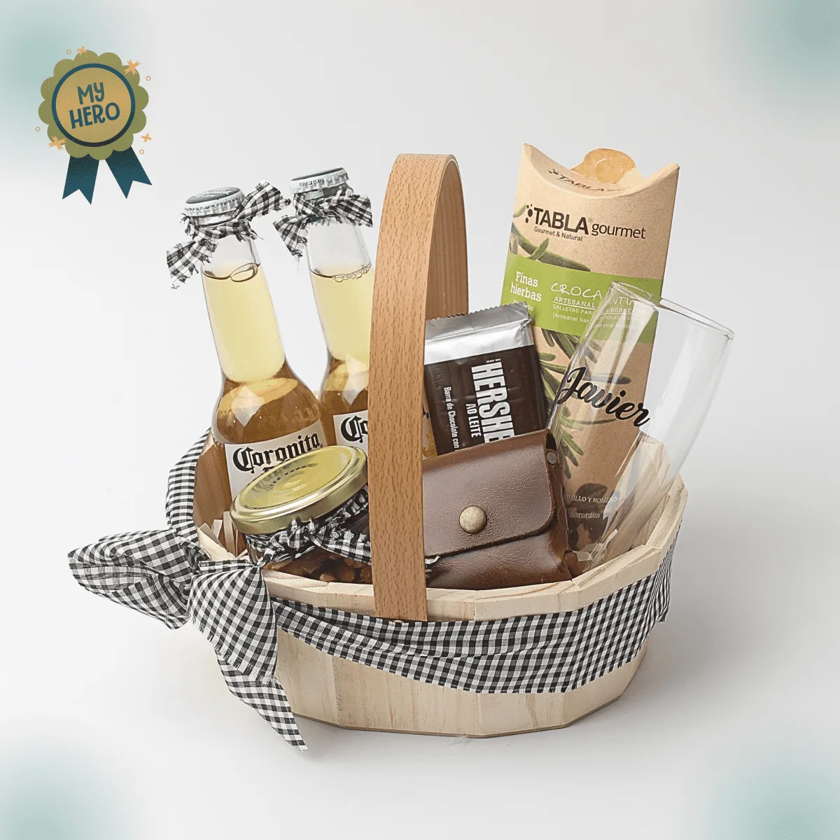 Cesta de regalo para papá en caja de pino con dos cervezas Coronita, galletas artesanales Tabla Gourmet, vaso cervecero personalizado, chocolate Hershey's, frutos secos y monedero de cuero genuino, ideal para el Día del Padre en Lima