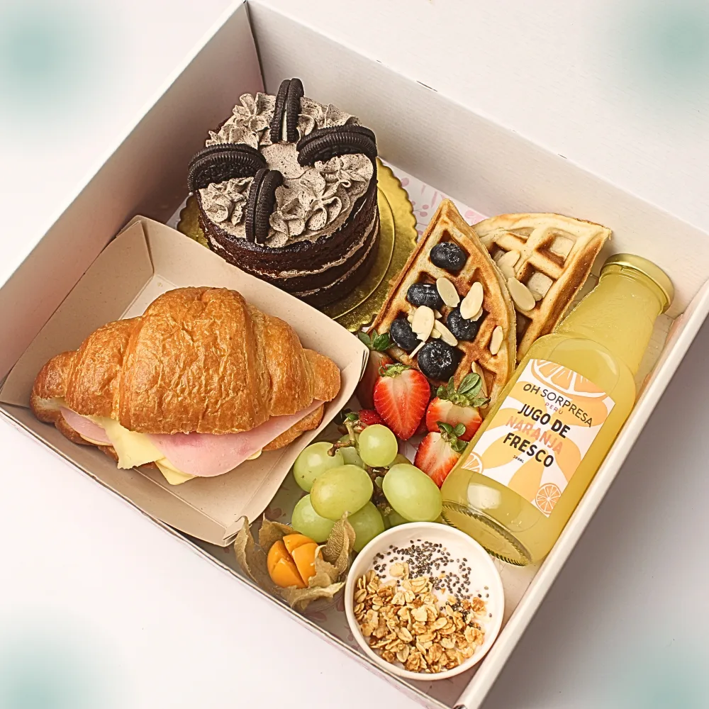 Desayuno sorpresa con wafles, yogurt, frutas y mini torta Oreo