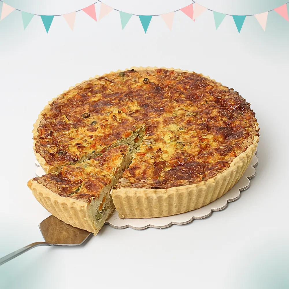 Quiché con verduras de estación y pollo deshilachado