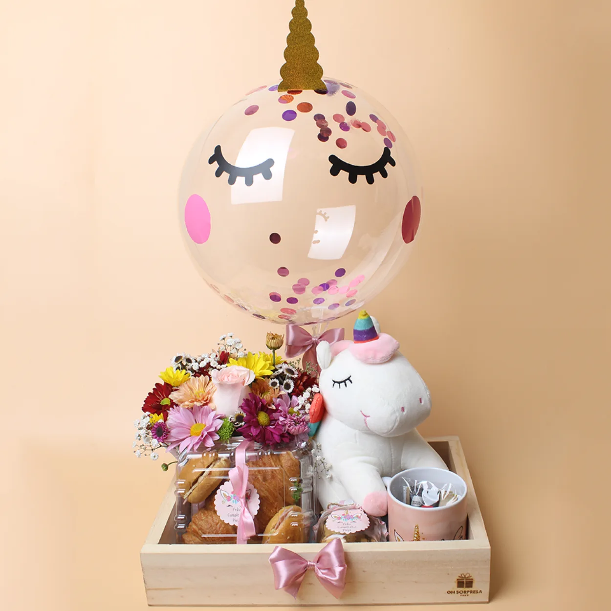 Desayuno de unicornio con flores, peluche y globo burbuja