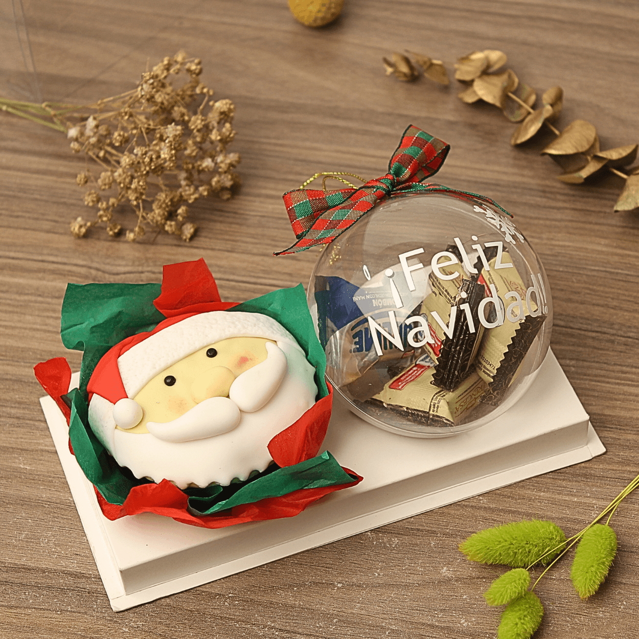 Esfera Navideña y Cupcake Santa
