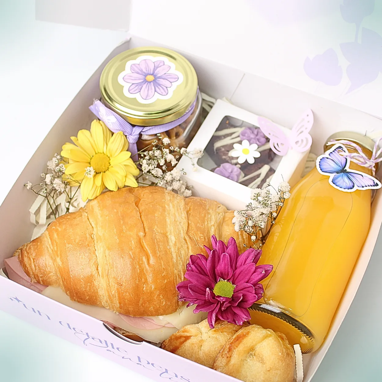 Desayuno Dulce Amanecer con flores para mujer en Lima
