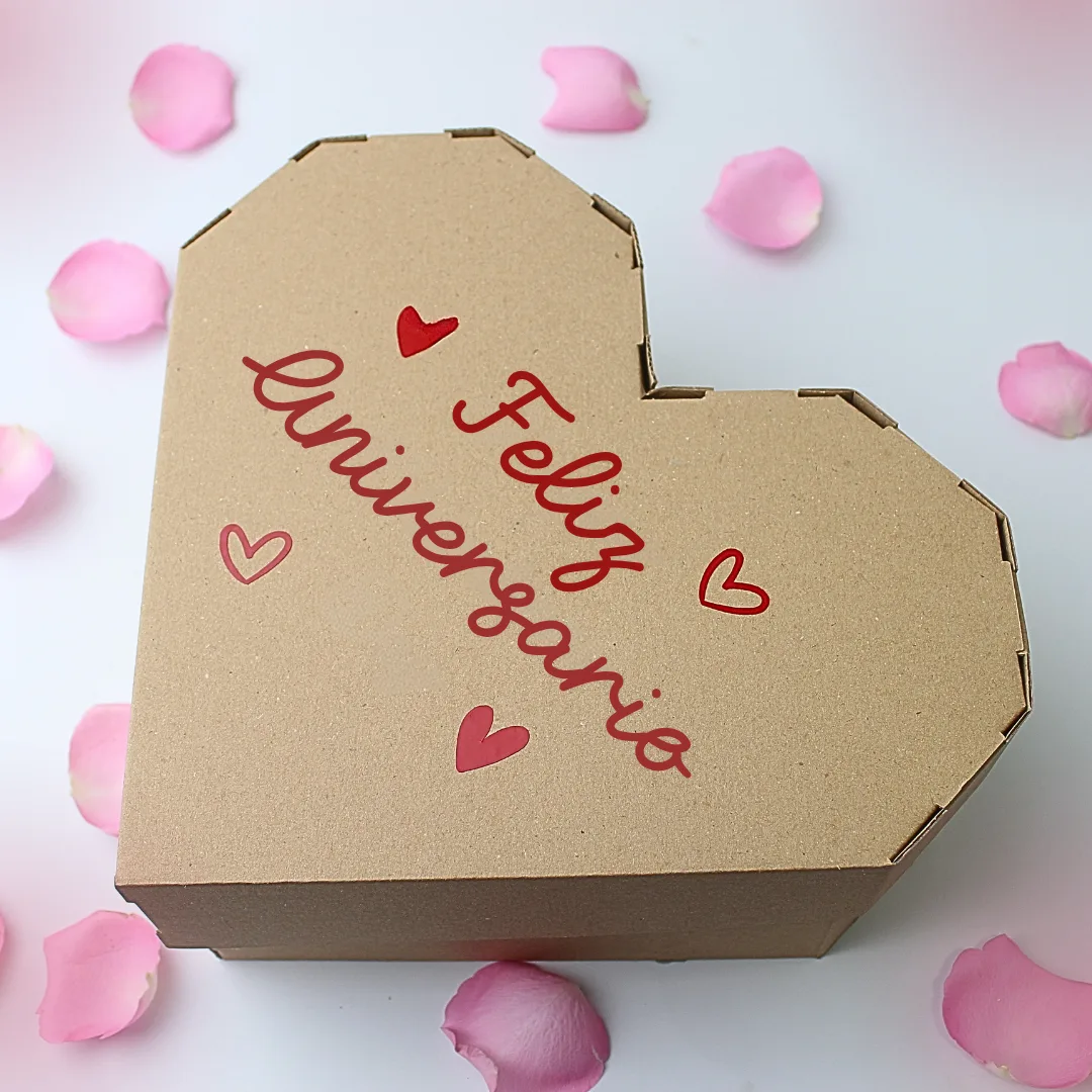Desayuno Box Forever. Desayuno de aniversario en caja con forma de corazón con wafles, sándwiches triples, petit pan, jugo, flores secas, dulces y globo de corazón rojo