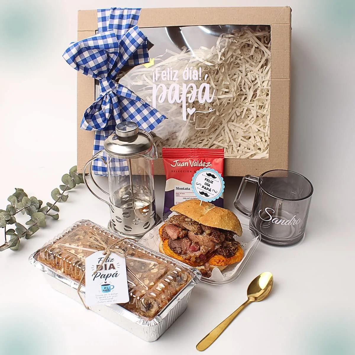 Desayuno Coffee Time para el Día del Padre con Cafetera y Taza Personalizada con pan con chicharron, cafetera de prensa francesa