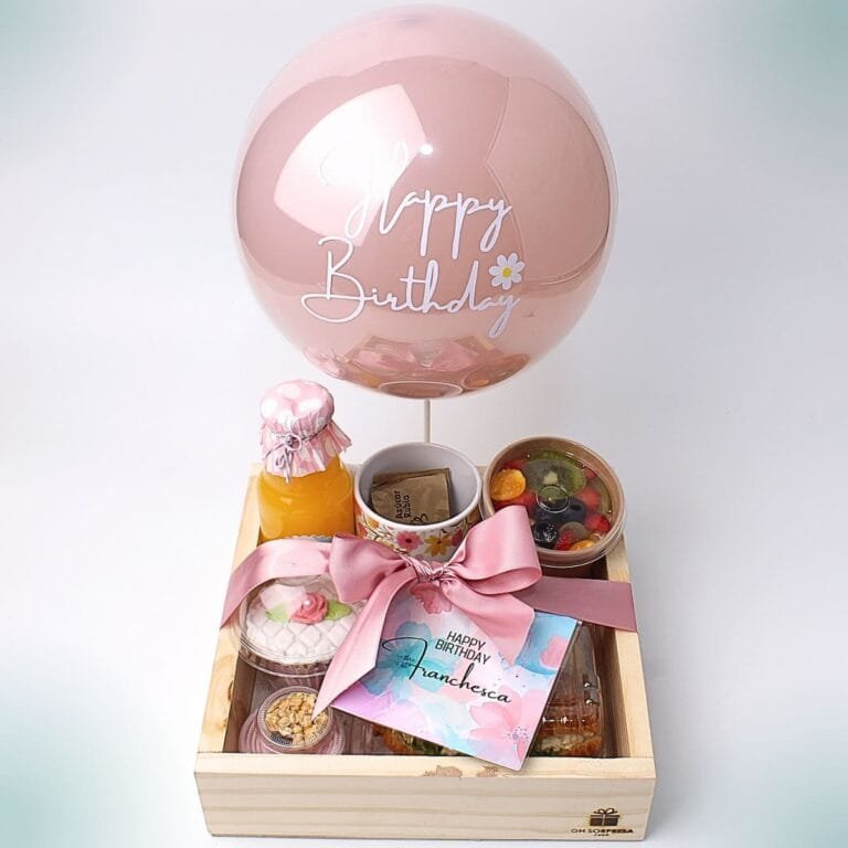 Desayuno sorpresa con taza personalizada y globo de cumpleaños