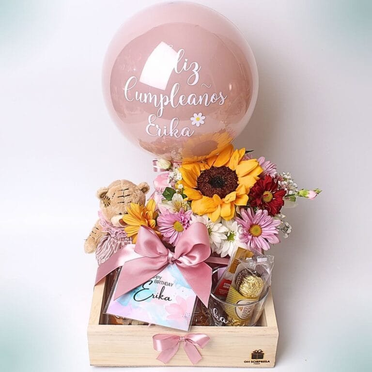 Desayuno sorpresa con flores, chocolates y taza personalizada