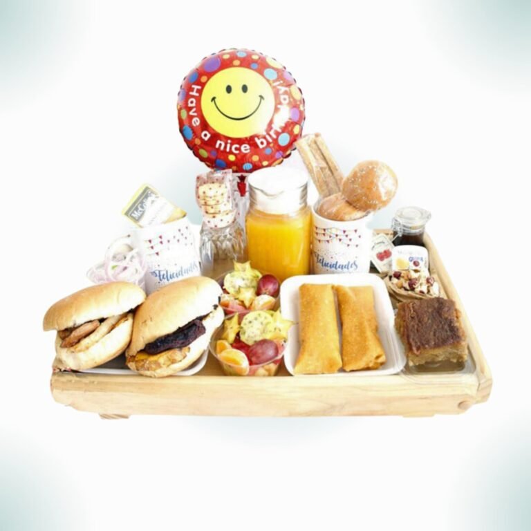 Desayuno criollo para compartir, con pan con chicharron, tamales, cafe y jugo nectar