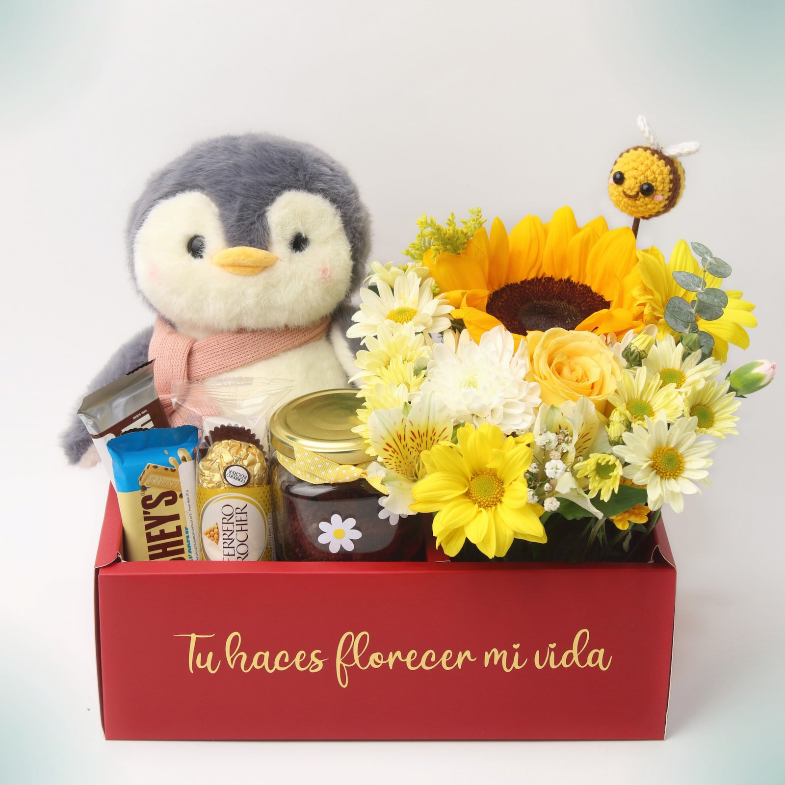 Box Pingüino Amor en Flor con flores amarillas y chocolates en Lima